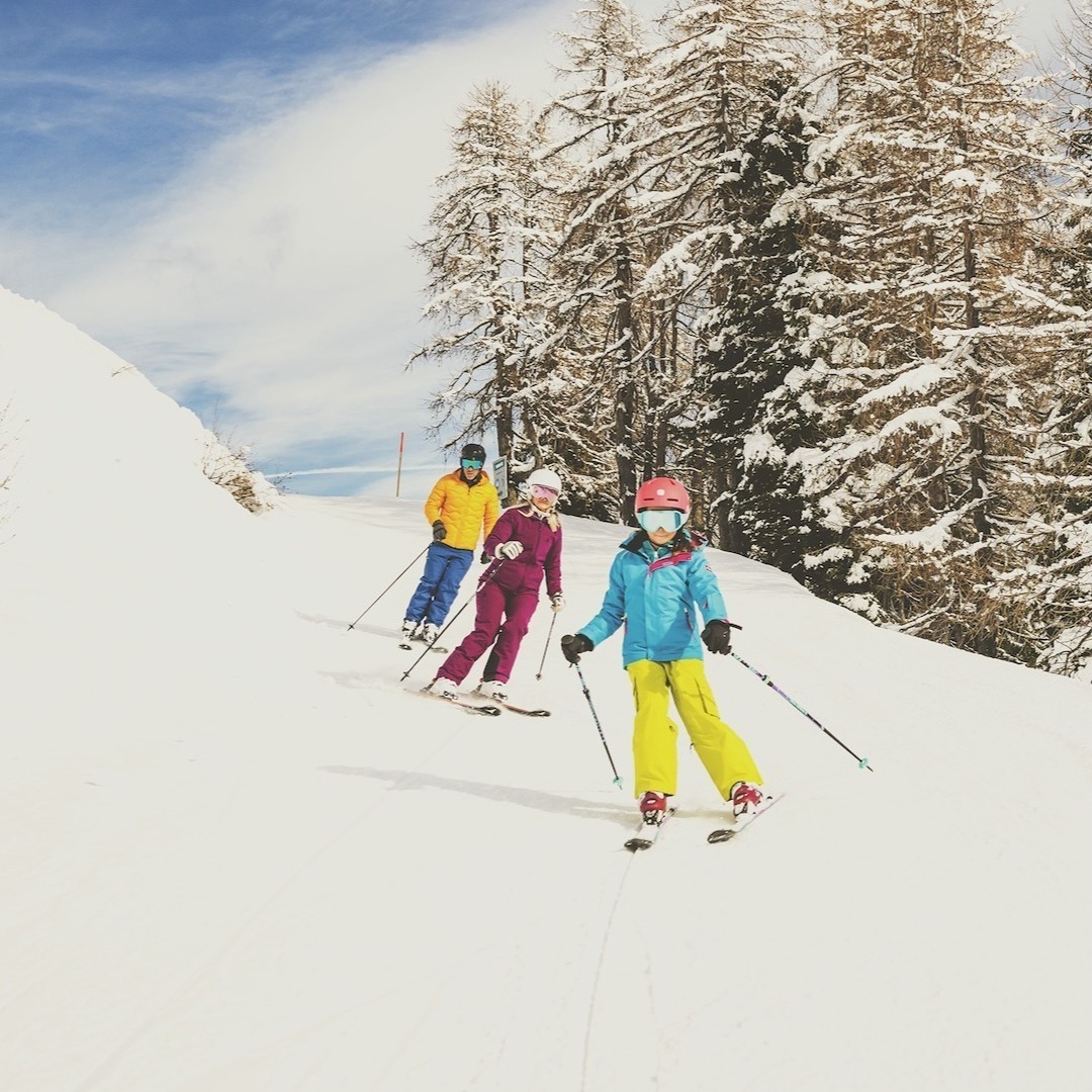 Familie beim Skifahren