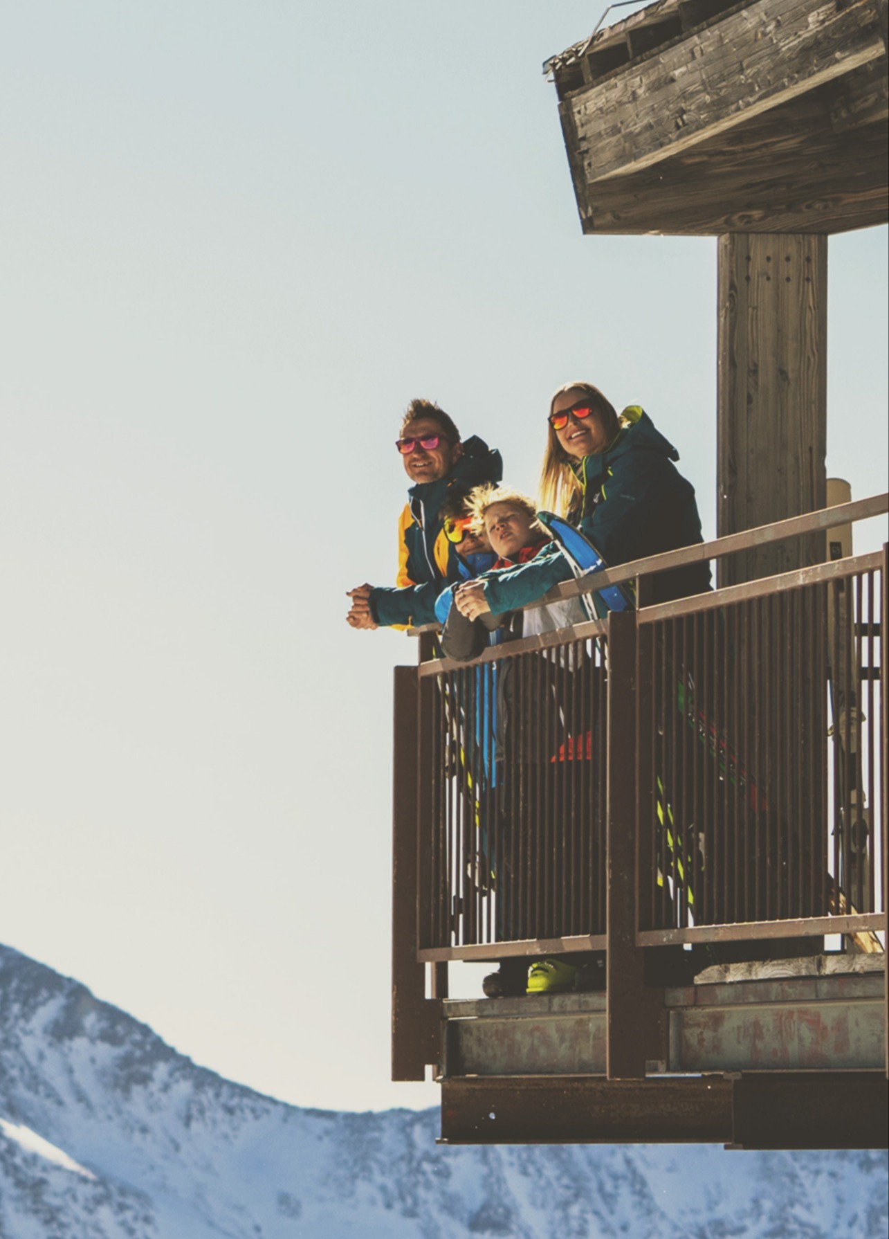 Familie auf dem Balkon einer Hütte